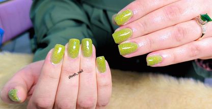 خدمات تخصصی کاشت ناخن زهره اکرم زاده