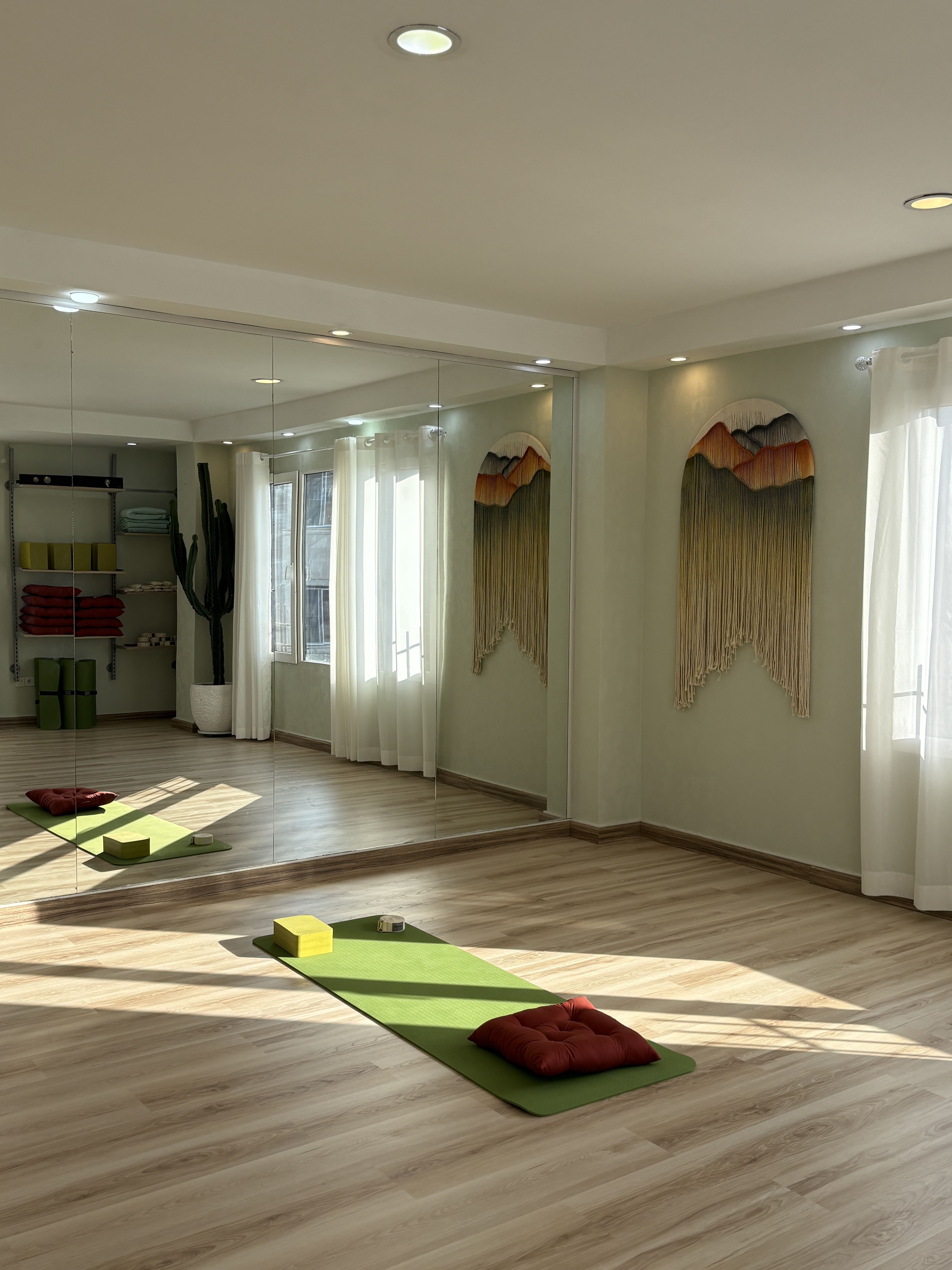 استودیو یوگا سرو