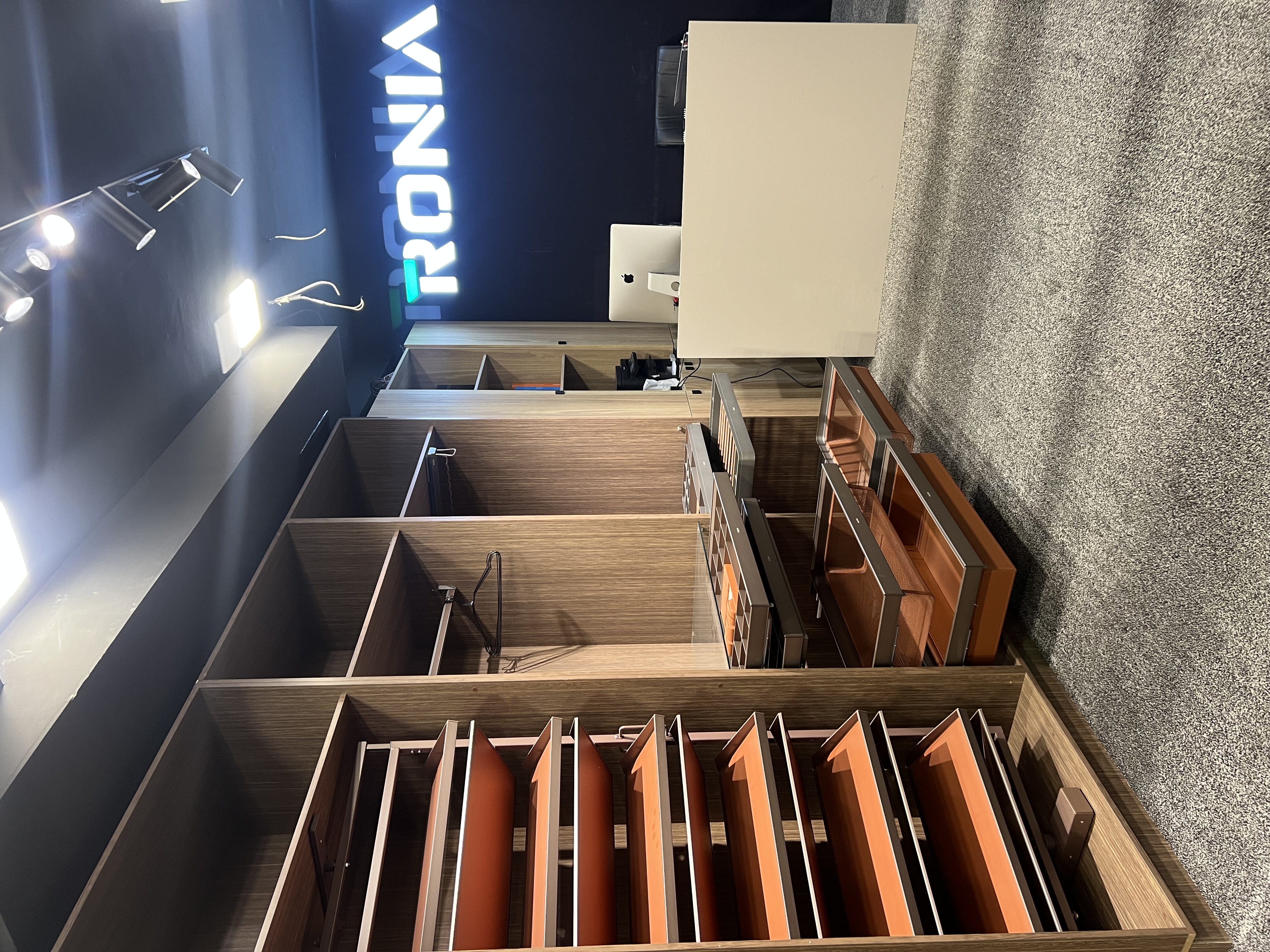 یراق آلات و اکسسوری کابینت و کلوزت رونیا