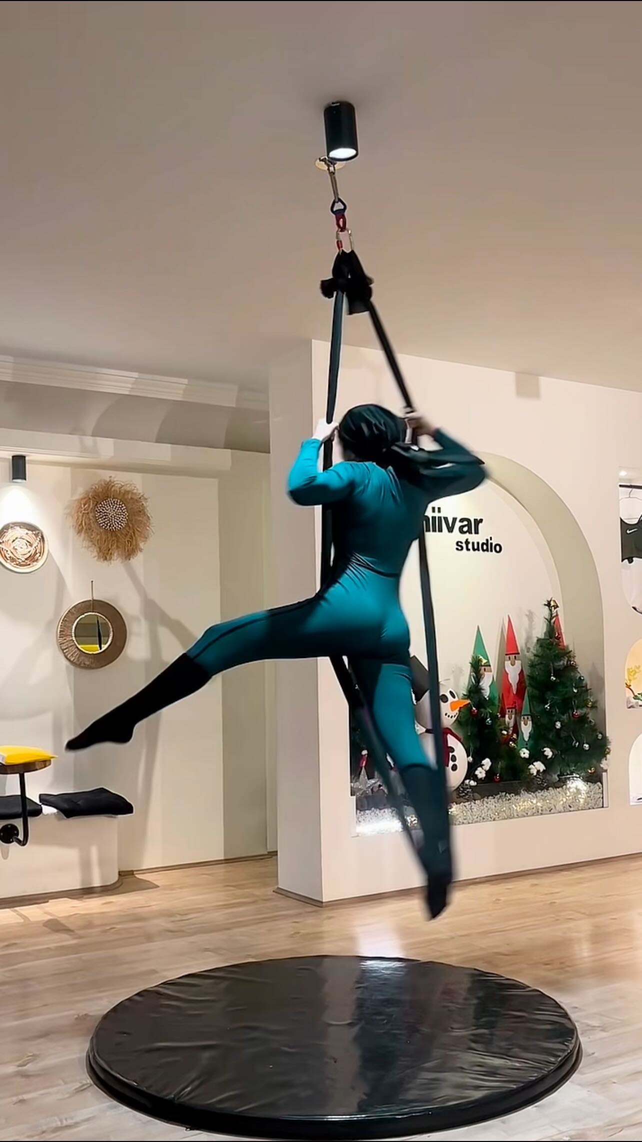 استودیو ورزشی بانوان ژیوار