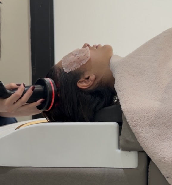 خدمات پاکسازی پوست و اسکالپ سر نازنین