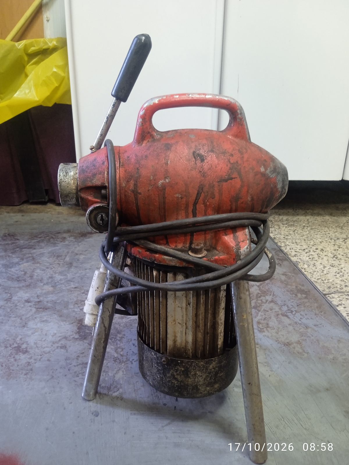 خدمات لوله کشی و لوله بازکنی با دستگاه