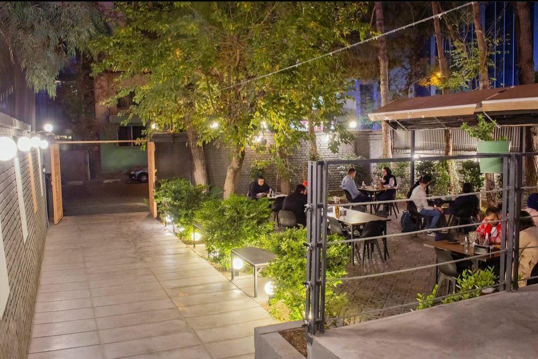 کافه دور میز