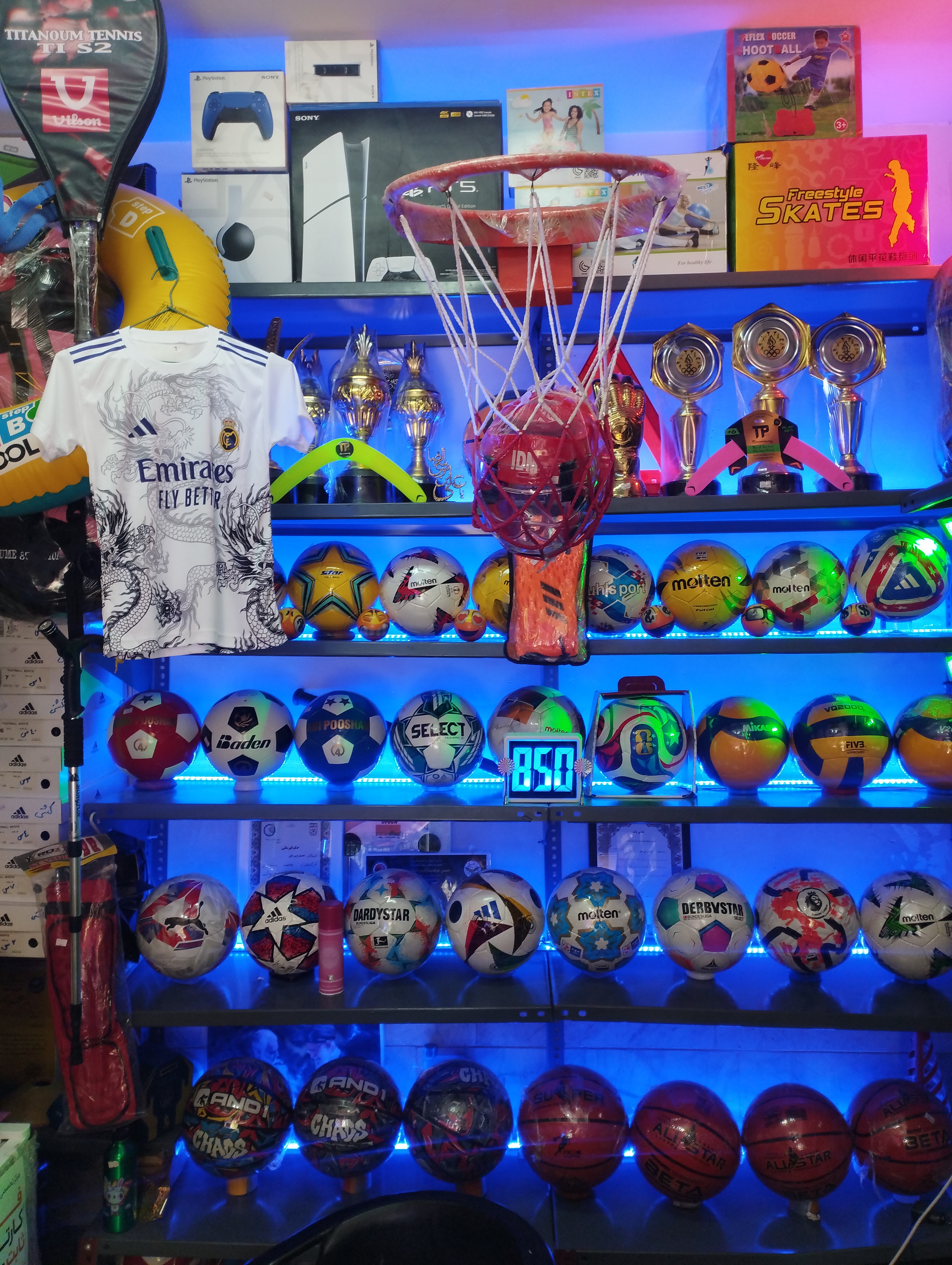 فروشگاه لوازم ورزشی آدیداس