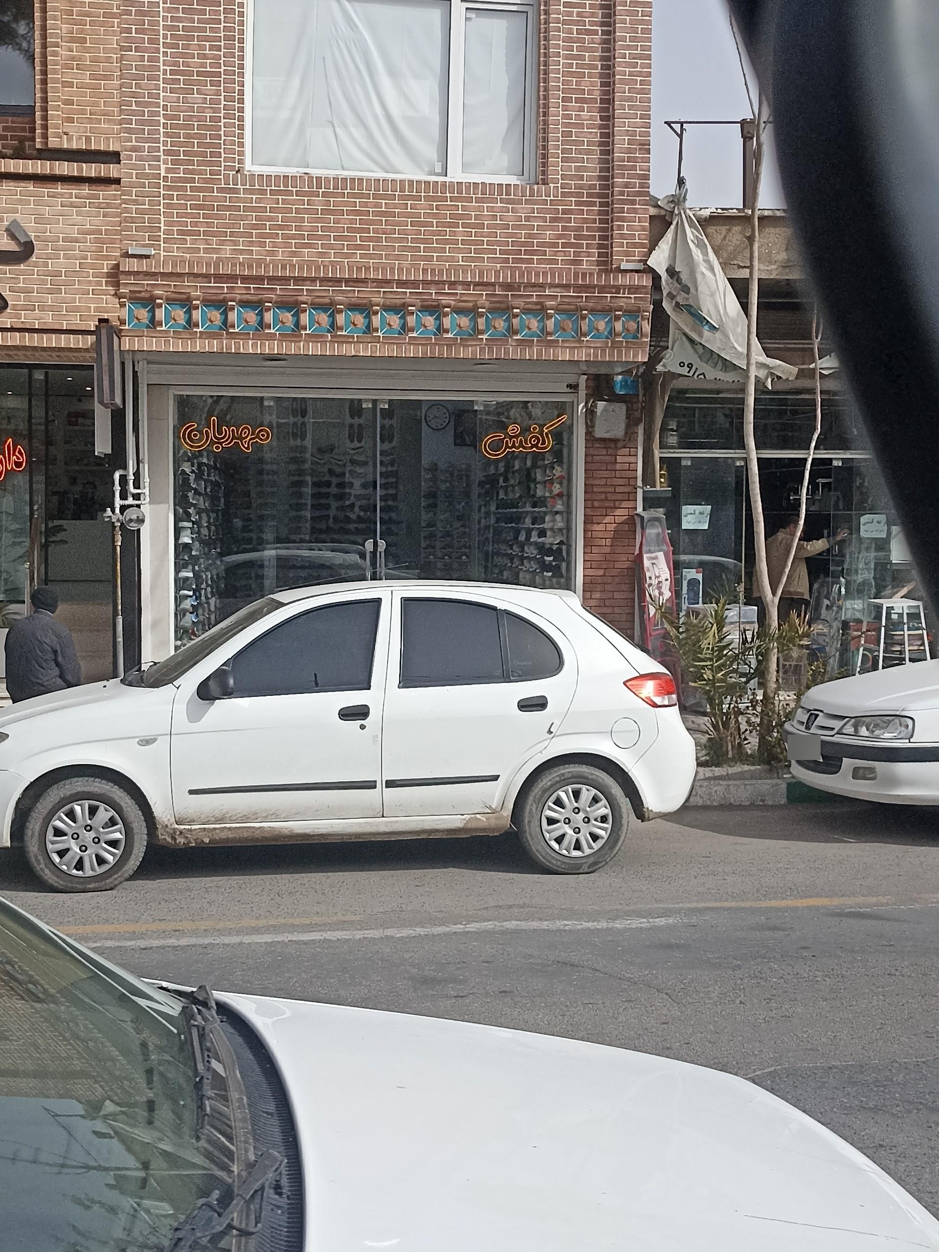 فروشگاه کفش دنیای اسپرت  مدرسی پور 
