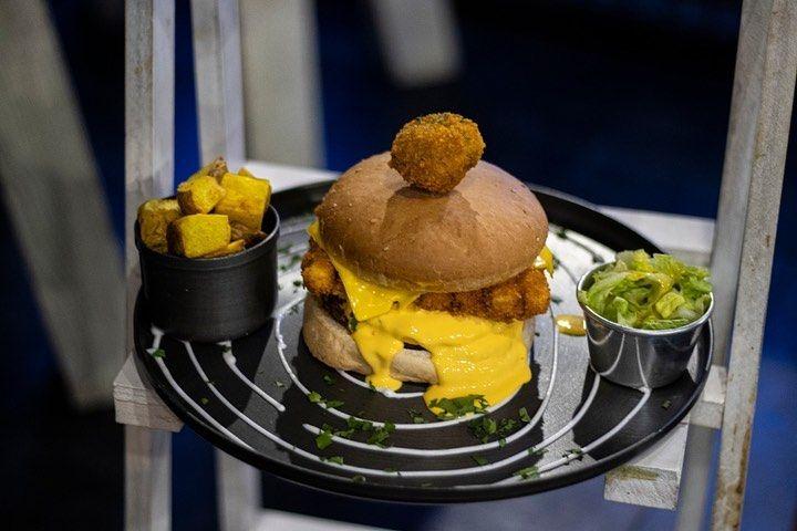 کافه رستوران آوانی