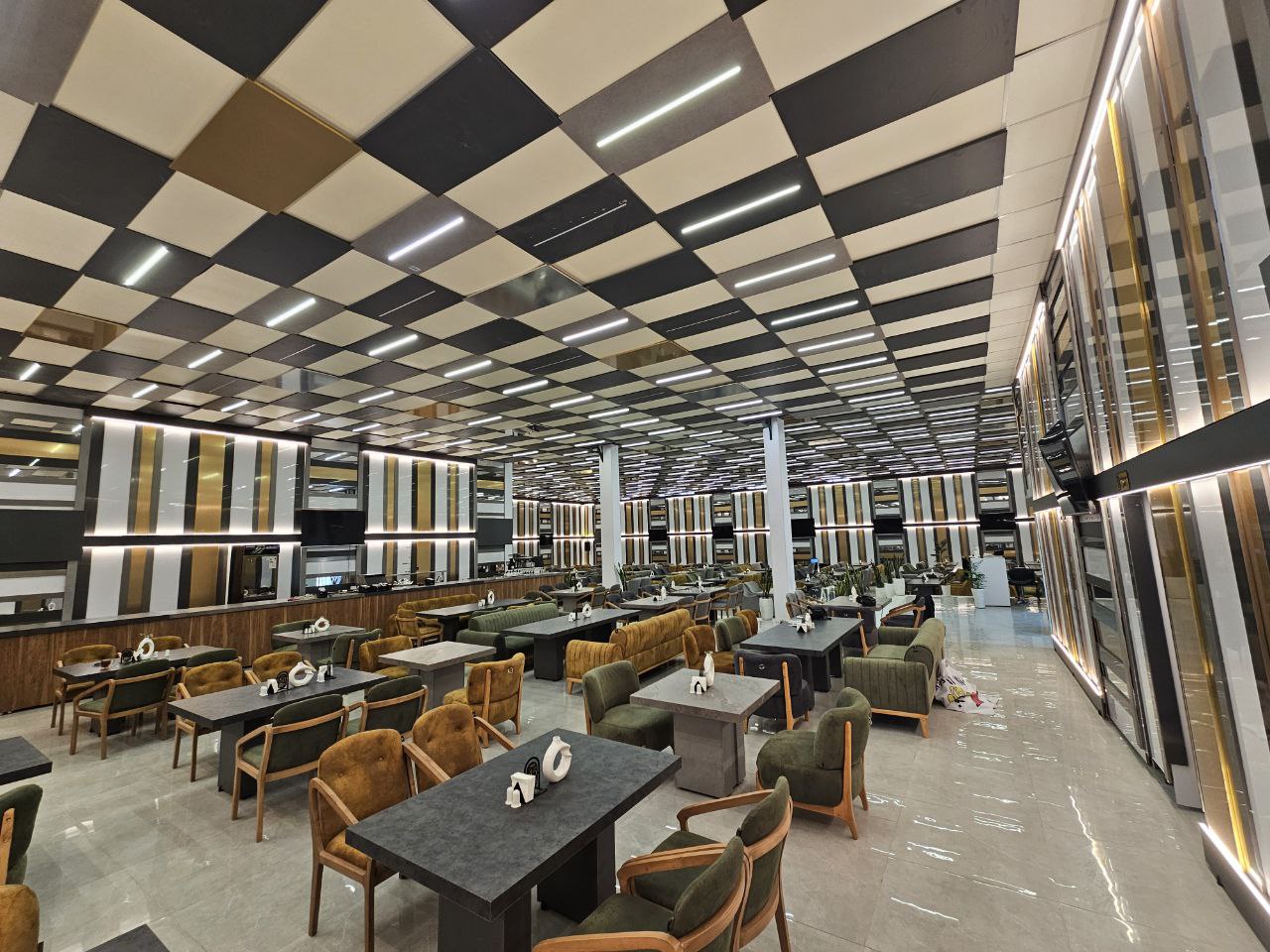 کافه رستوران نازی ماه