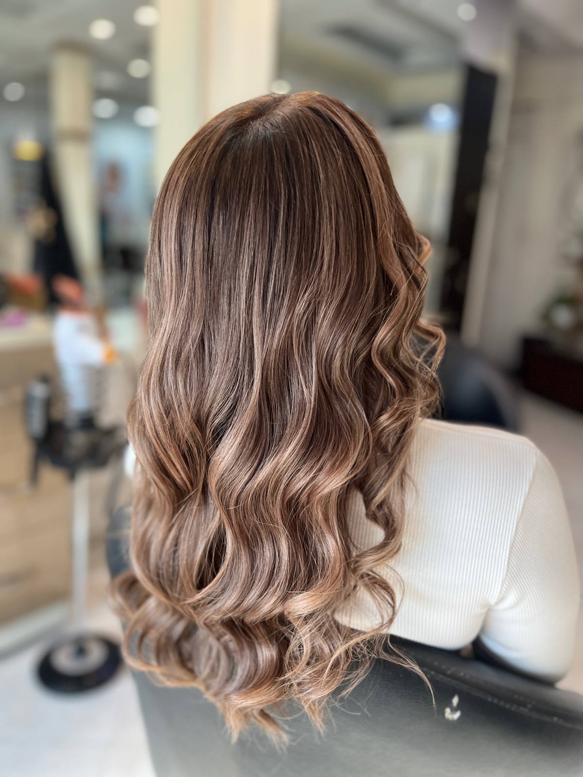 خدمات تخصصی رنگ و لایت و کوتاهی مو هستی