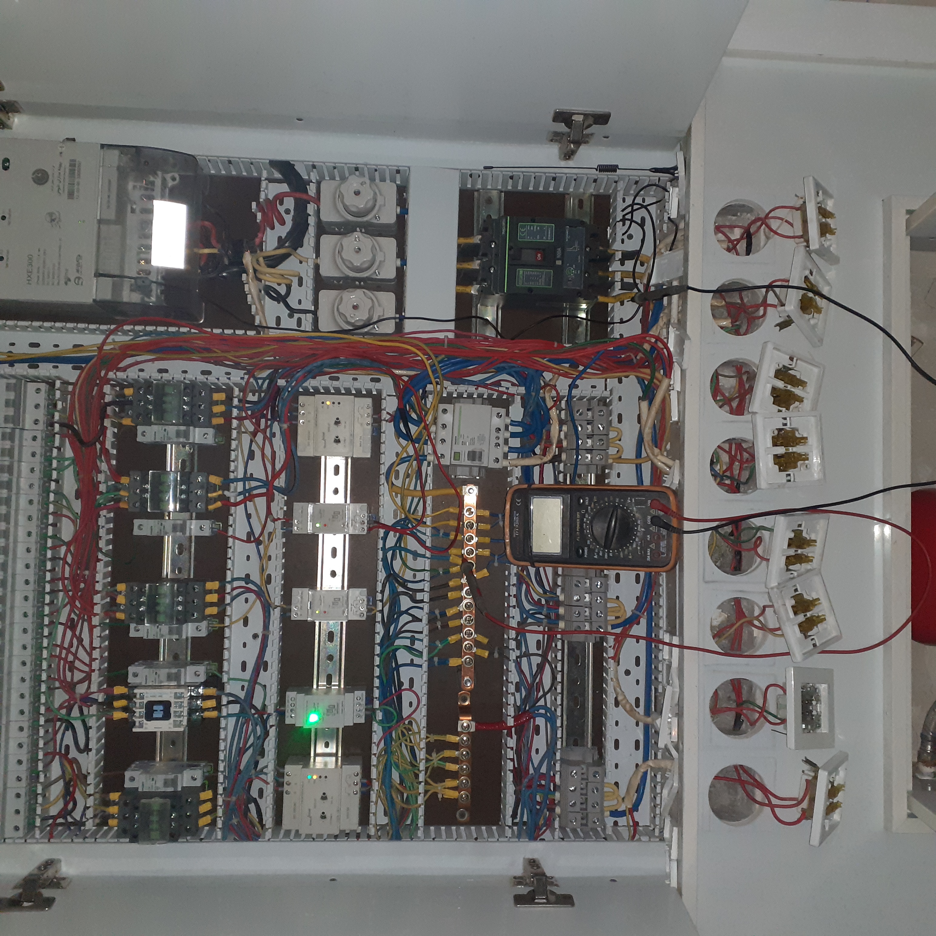 ۲۴ ساعته تکنسین برق برقکار صنعتی ساختمان