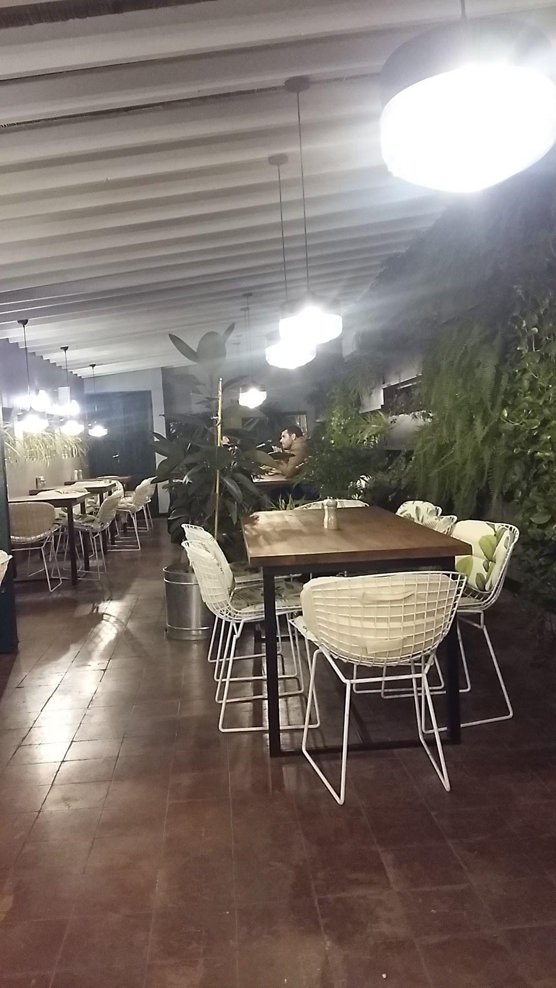 رستوران بیرون