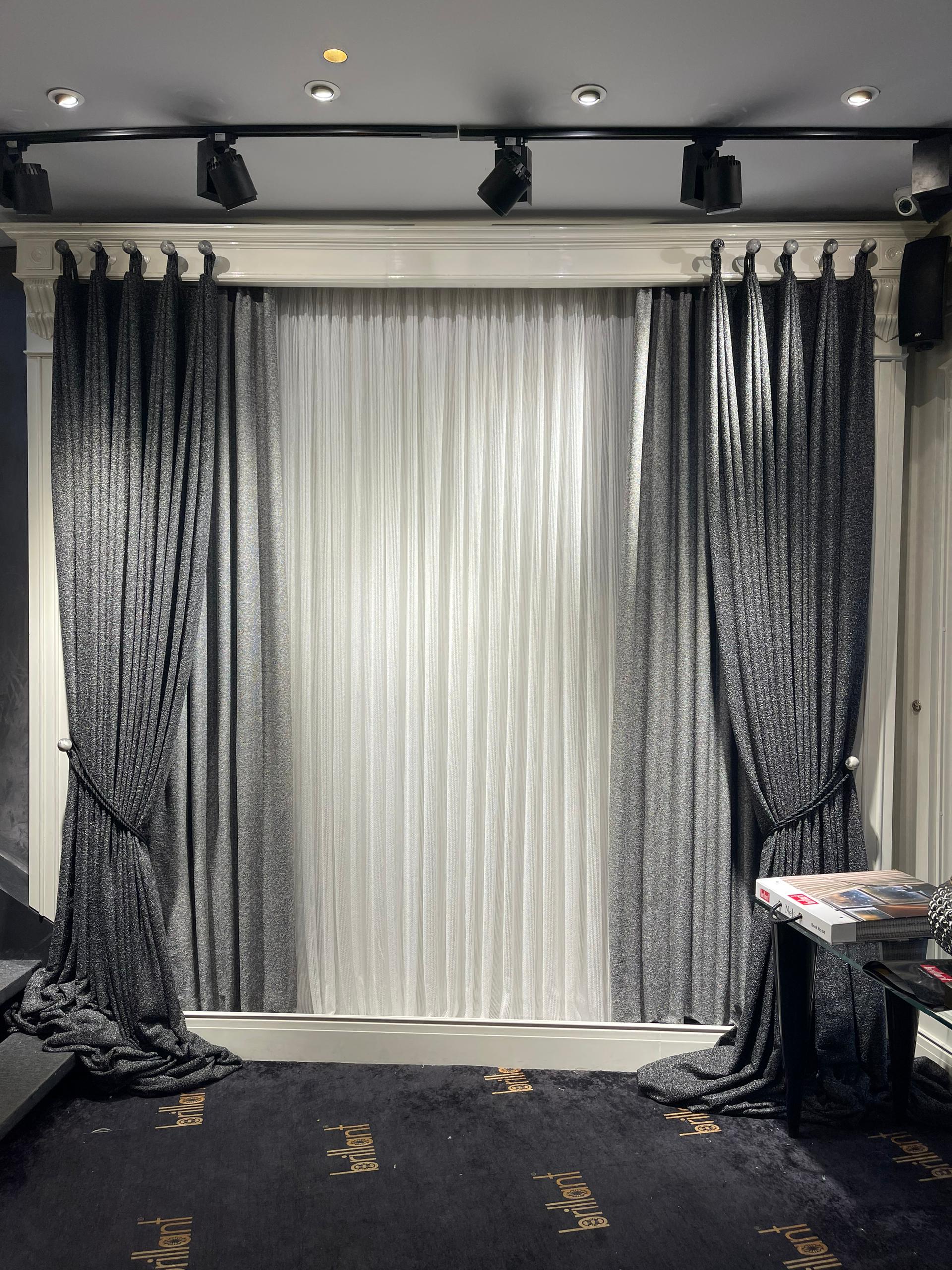 پرده سرای مجلل لاریس (LARIS)