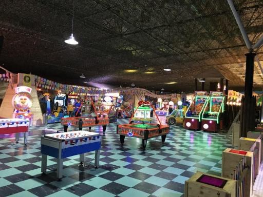 شهربازی قلعه شادی(شعبه اشراق)