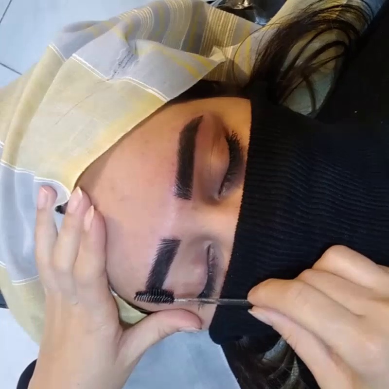 میکروبلیدینگ ابرو اندیشه