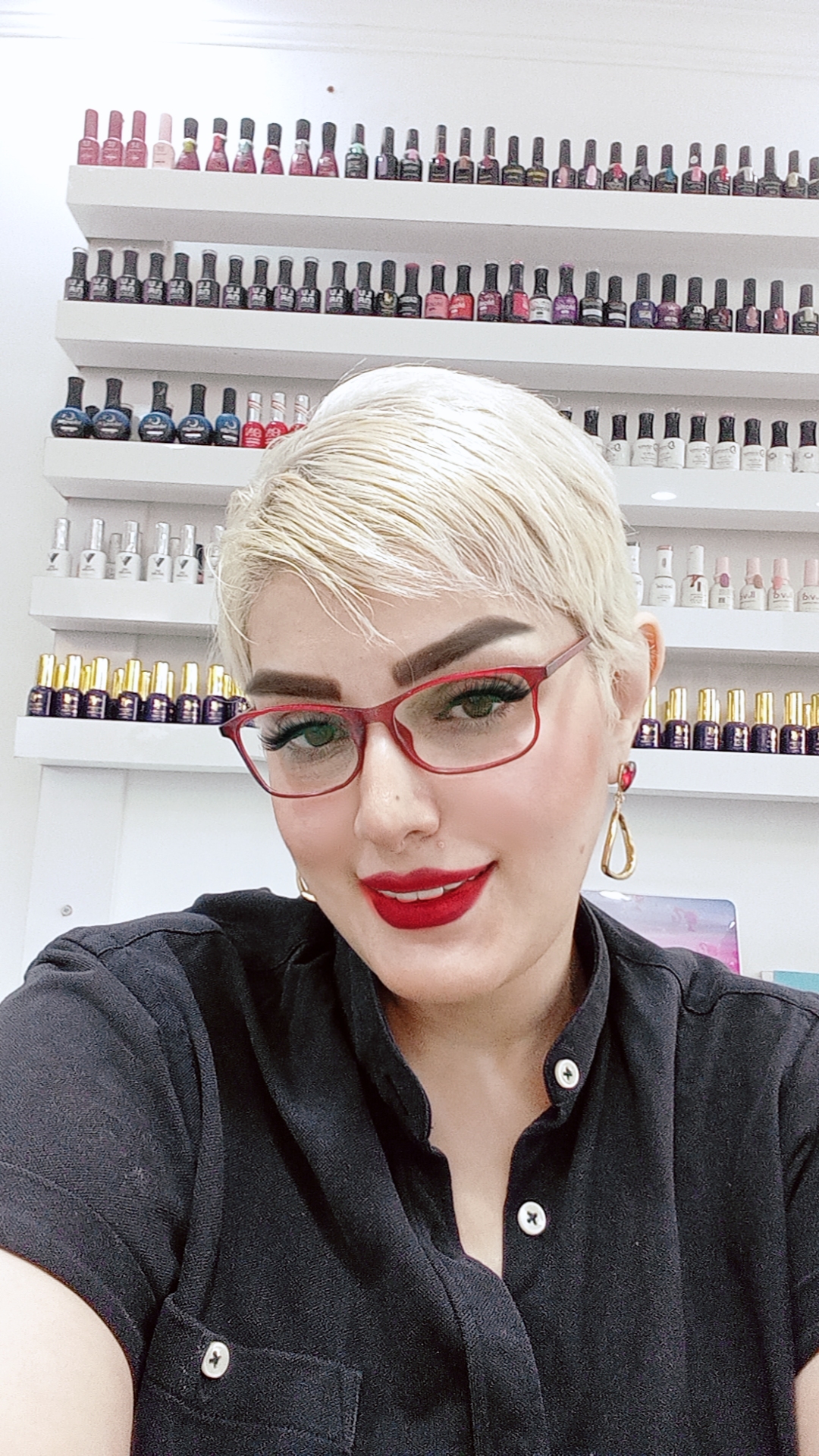 مرکز تخصصی کاشت ناخن،رنگ و مش وفشیال