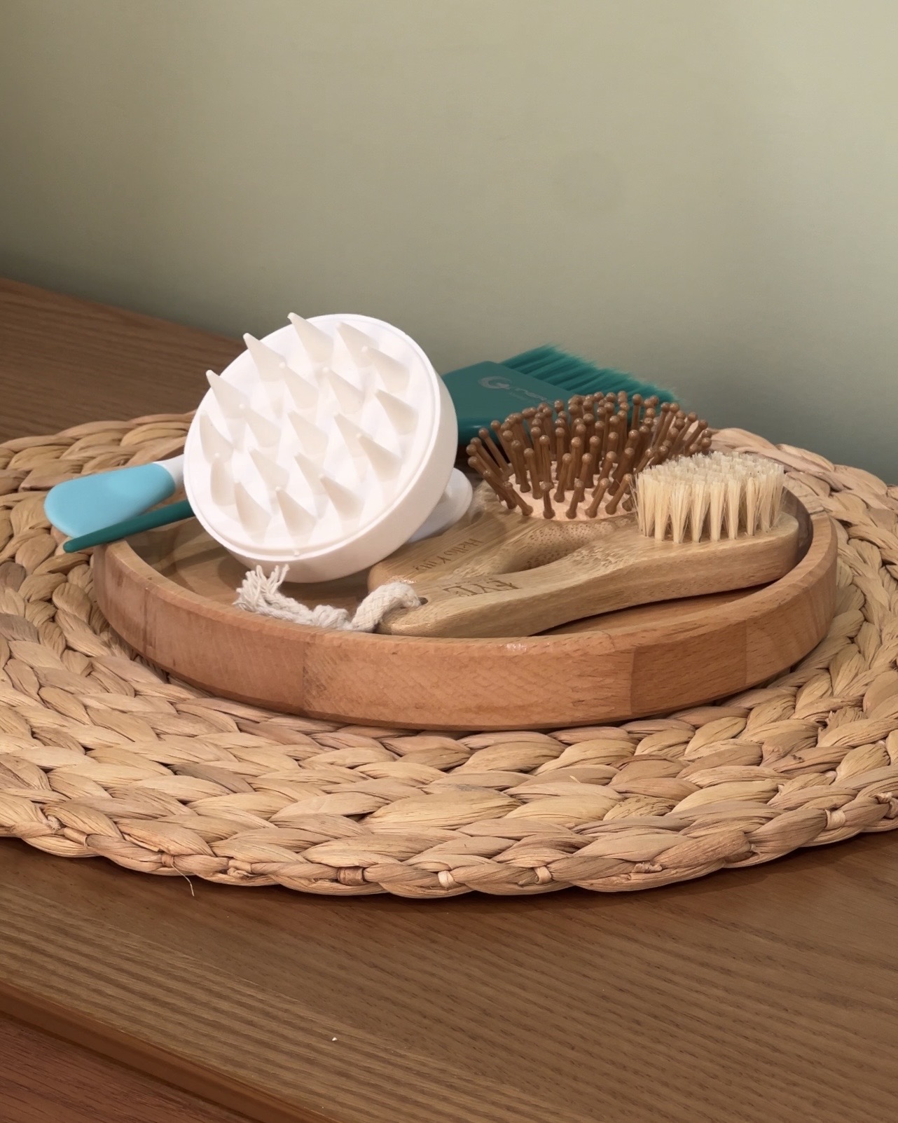 خدمات اسکالپ و مراقبت کف سر خاتون