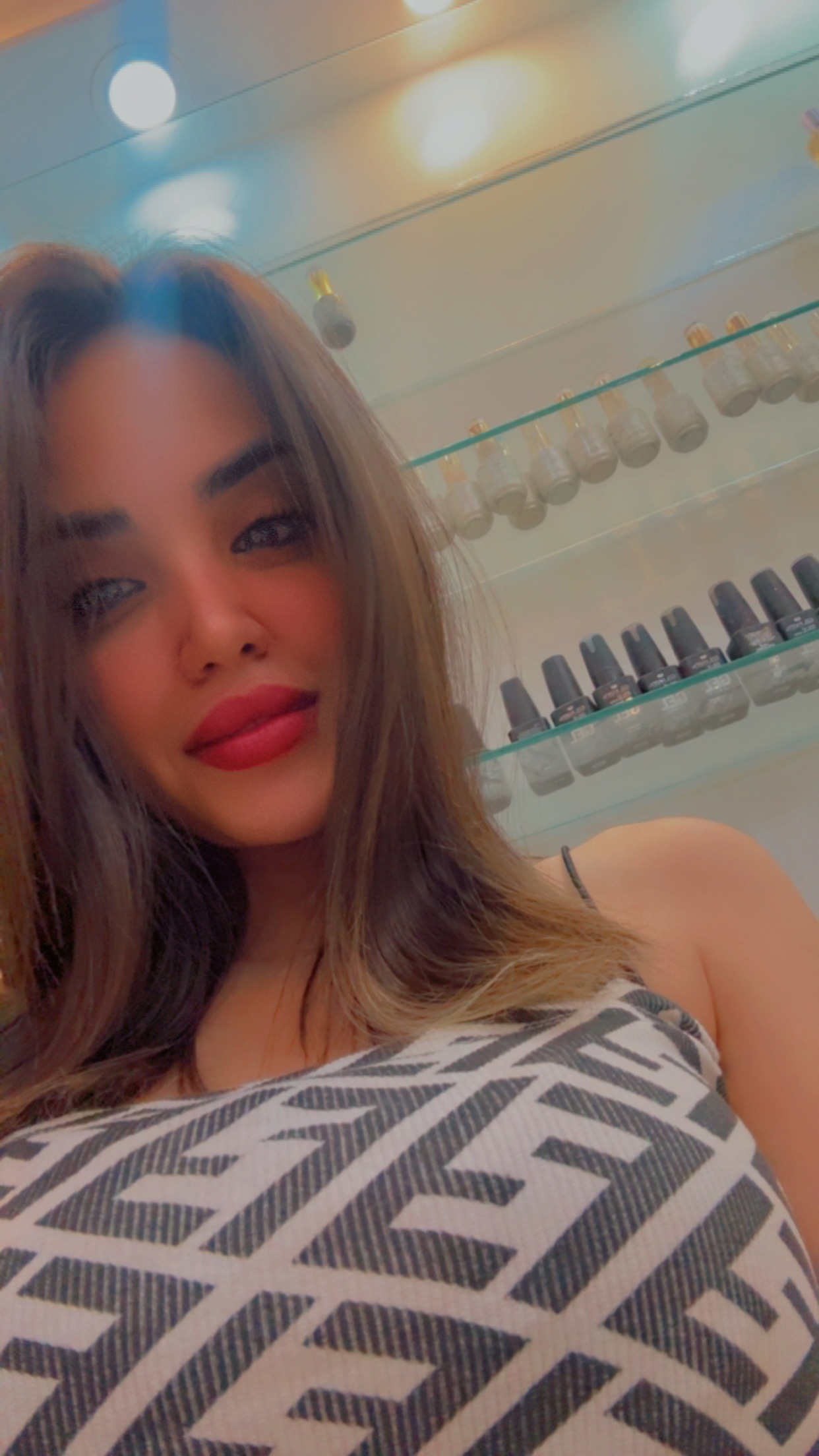 خدمات و اموزش کاشت ناخن