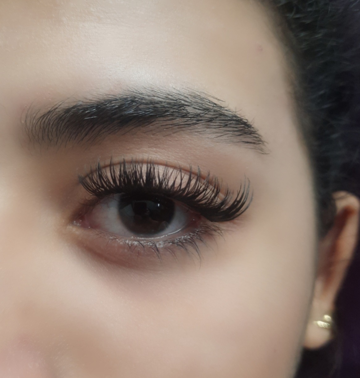 کاشت مژه منا