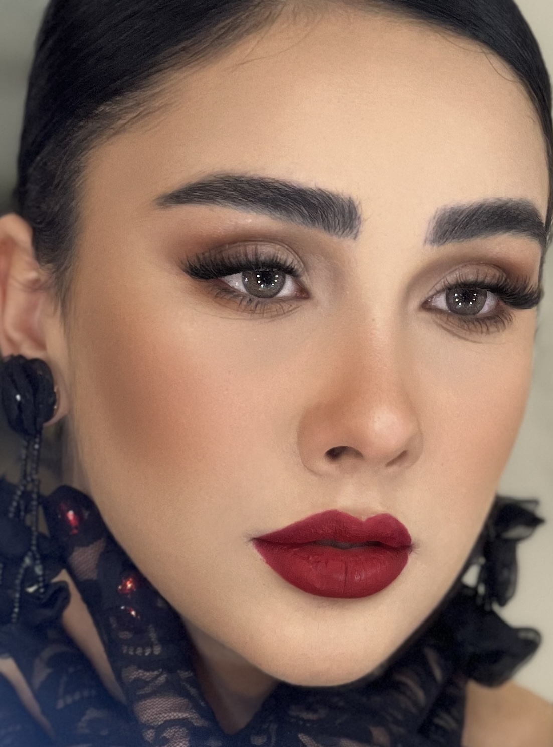 خدمات تخصصي ميكاپ و مژه سارا شريعتي