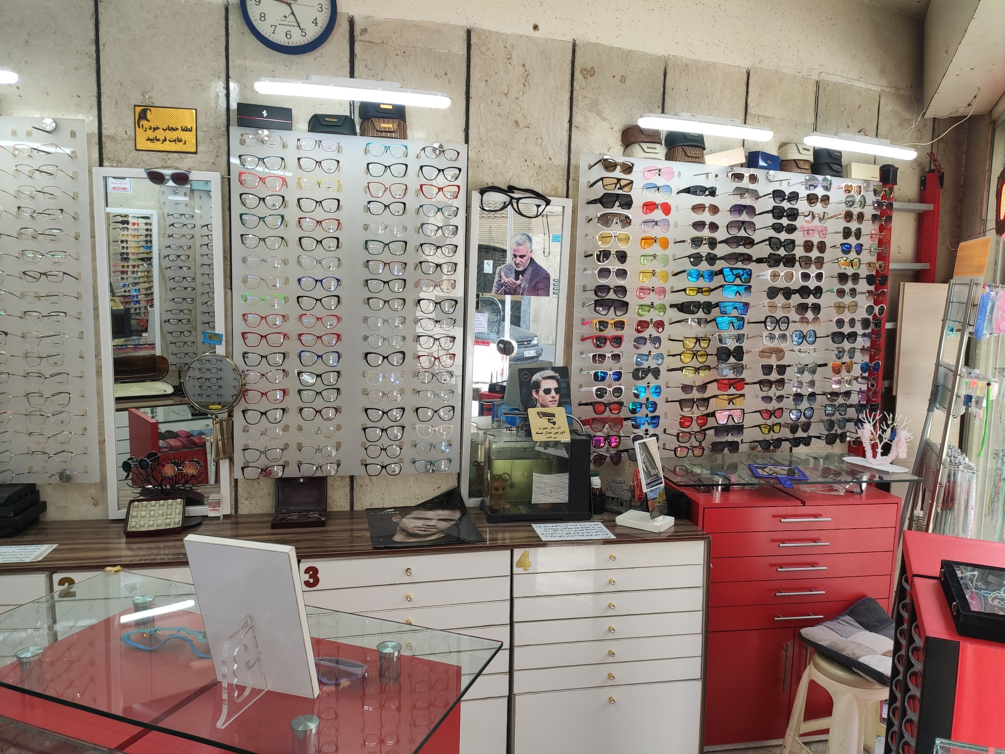 عینک بلوکی (فجر)با 43 سال سابقه درخشان