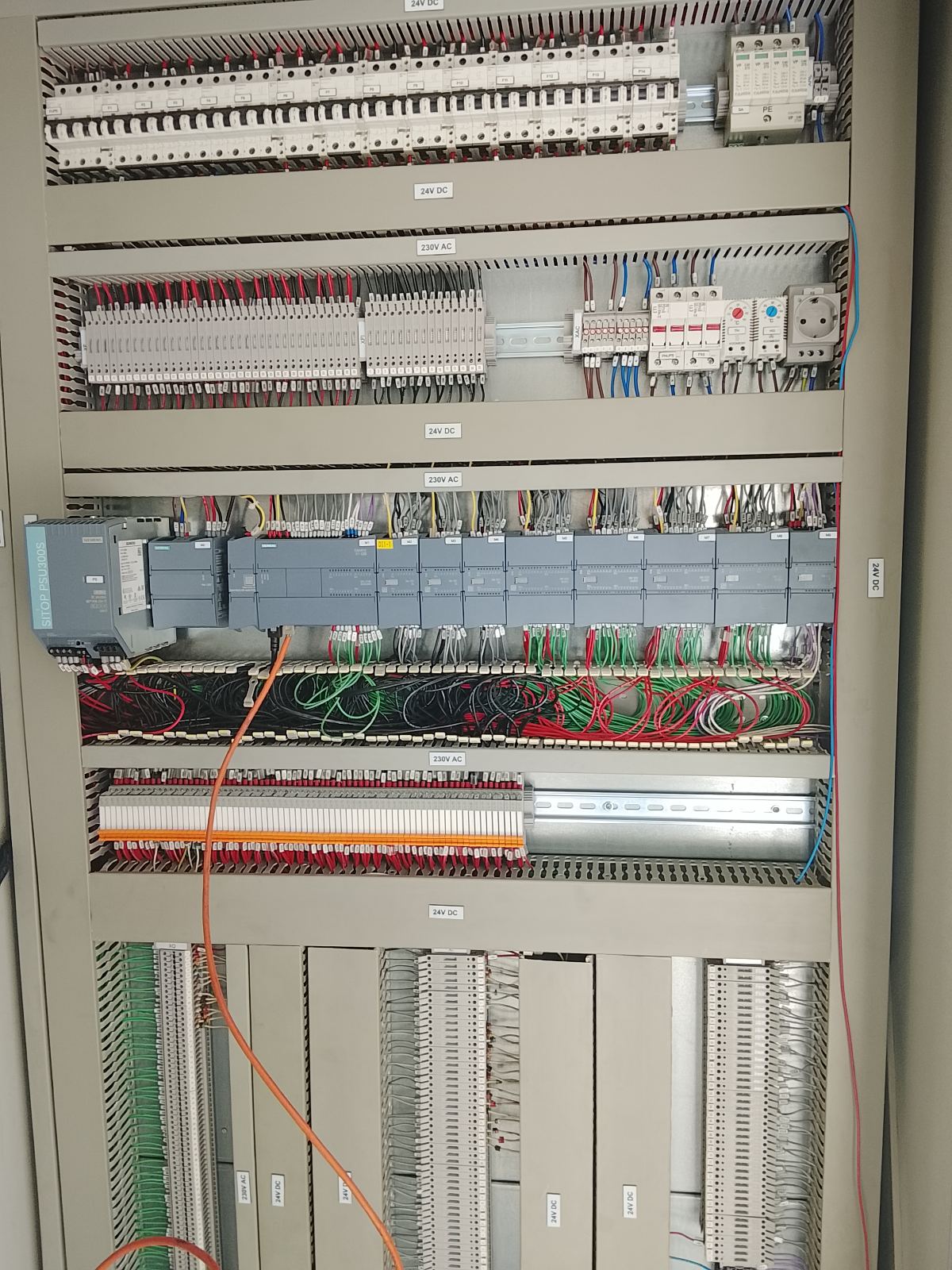 خدمات برق صنعتی و اتوماسیون