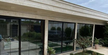 طراحی ، تولید و اجرا در و پنجره آلومینیوم و upvc . پارتیشن اداری شیشه ای و هندریل شیشه ای