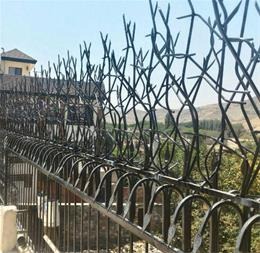 حفاظ رو دیواری شاخ گوزنی و سرنیزه