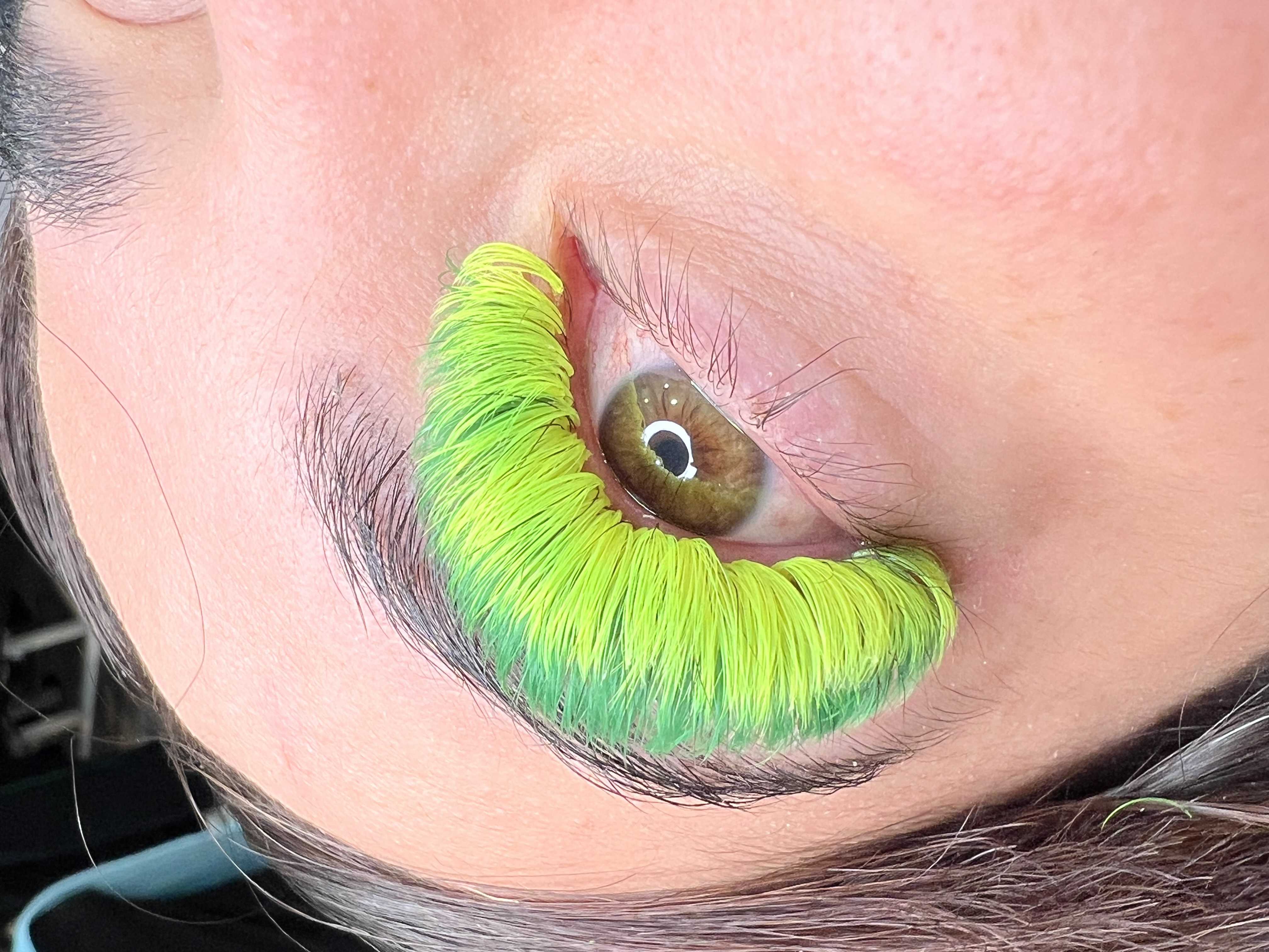 سالن تخصصی خدمات مژه مژگان رستم زاده