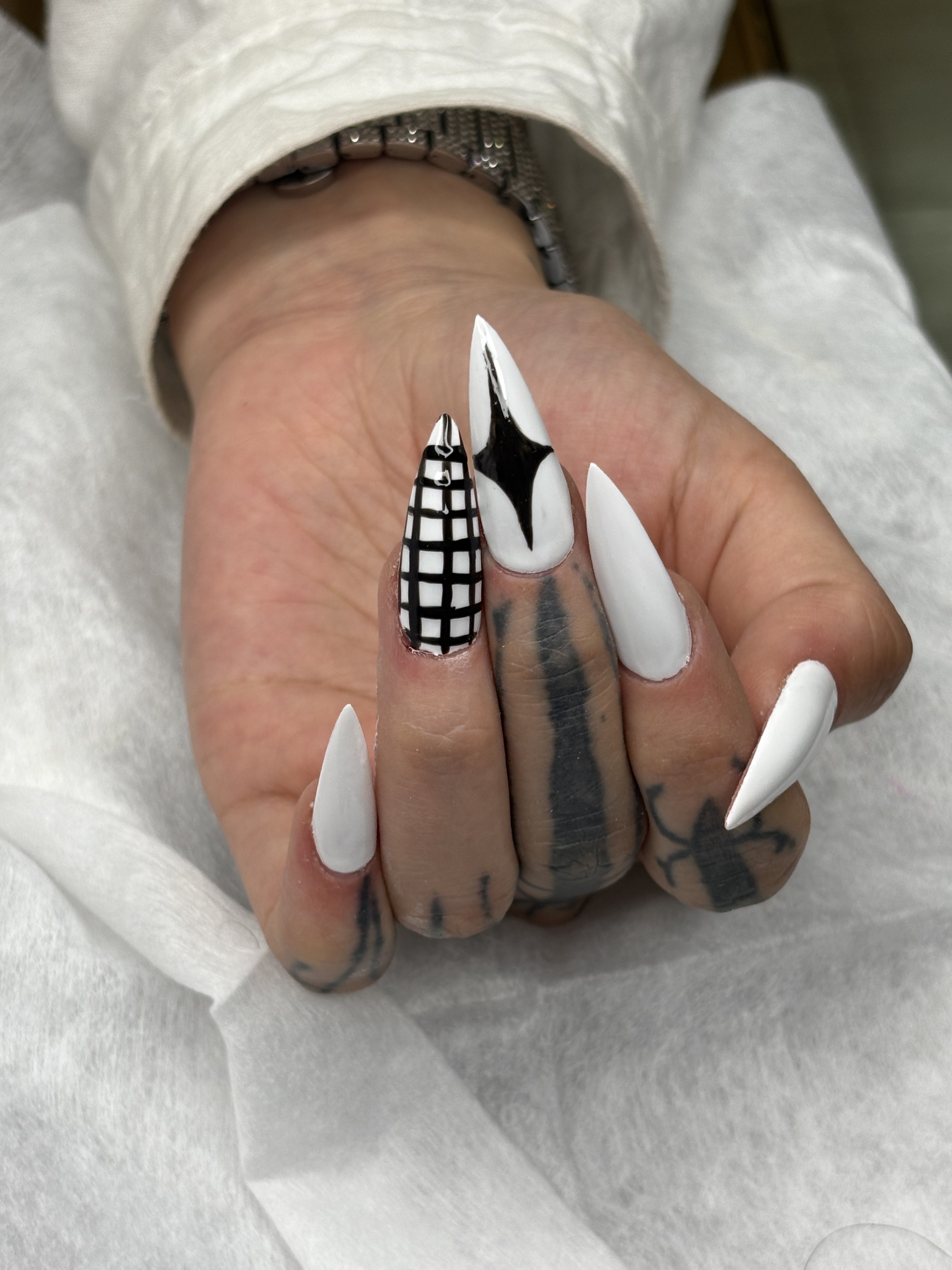 خدمات تخصصی ناخن و مژه