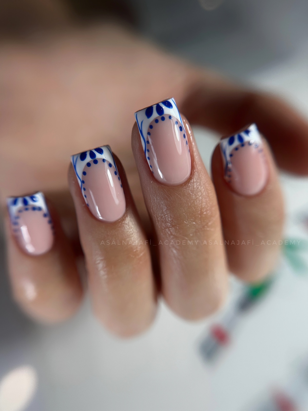 مرکز تخصصی ناخن عسل نجفي سبك روسي