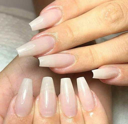 خدمات تخصصی ناخن *کاشت و ترمیم ناخن *