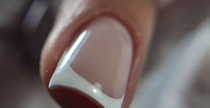 خدمات و آموزش کاشت ناخن روشنک