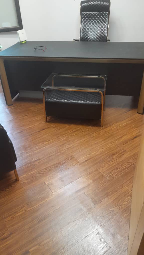 نصب انواع برندهای کفپوش پی وسی روزبه