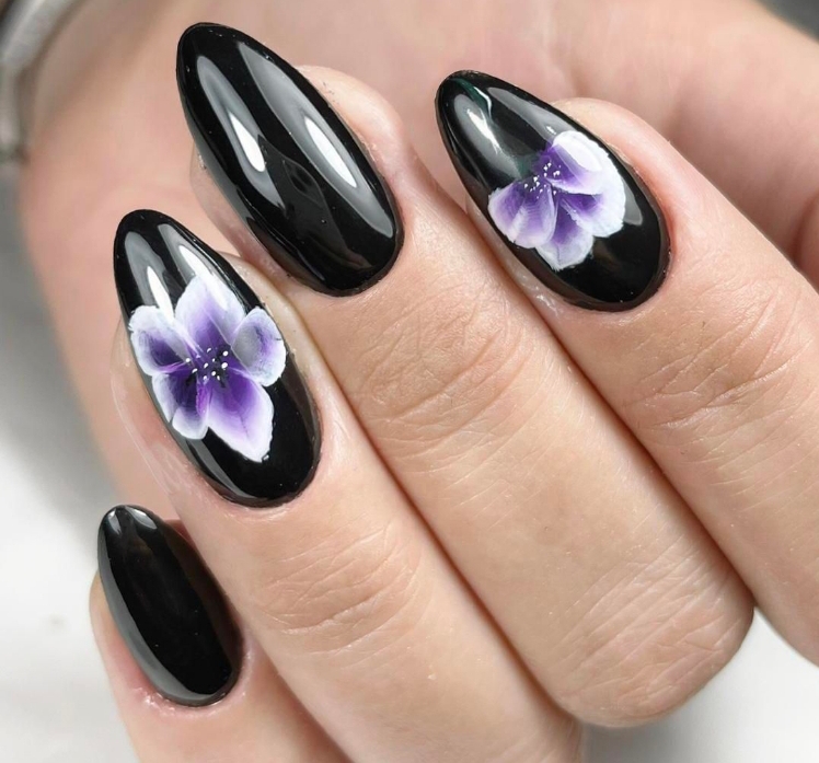 خدمات و آموزش کاشت ناخن مهلا