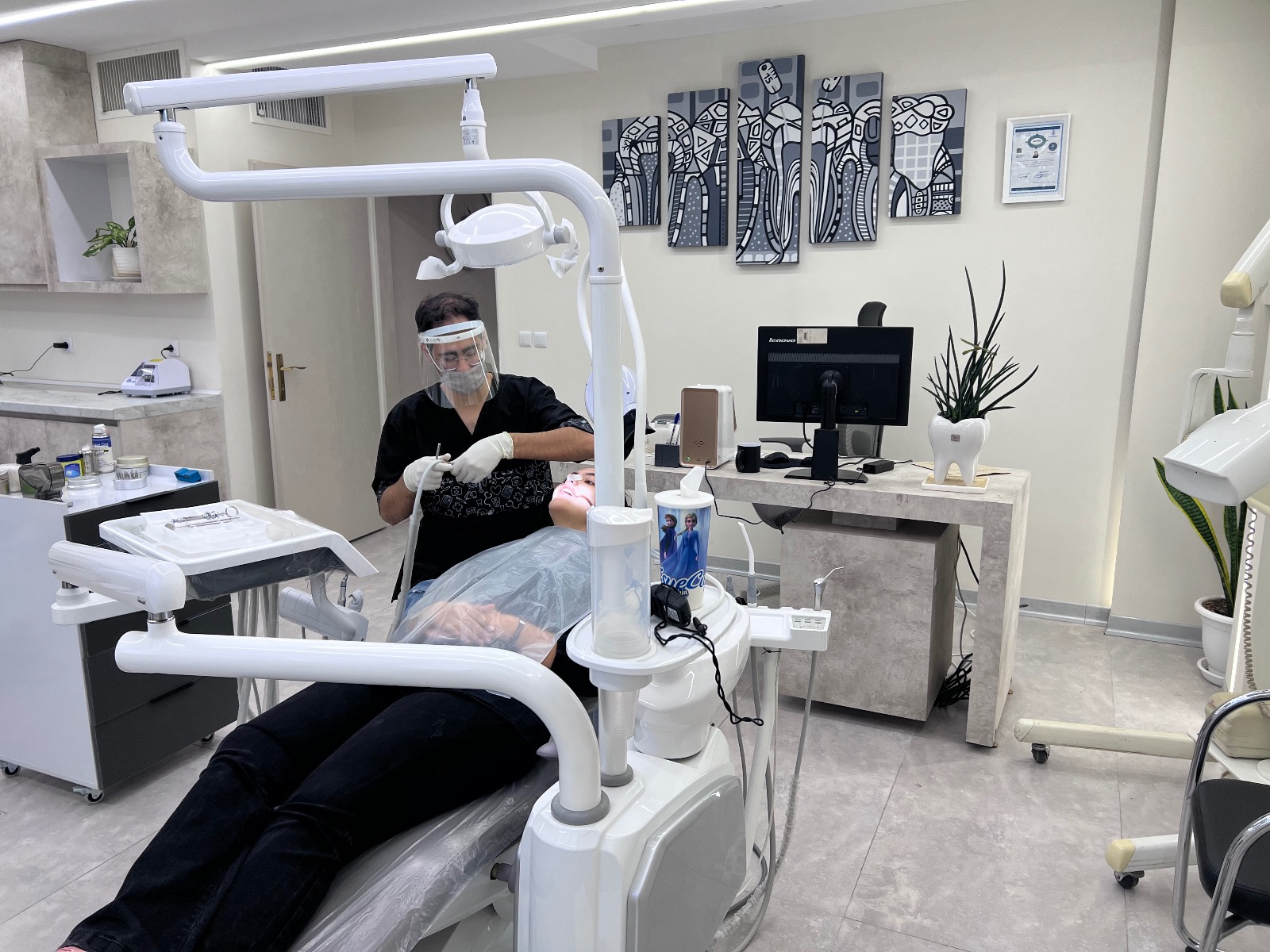 مطب دندانپزشکی دکتر پیمان رستمیان