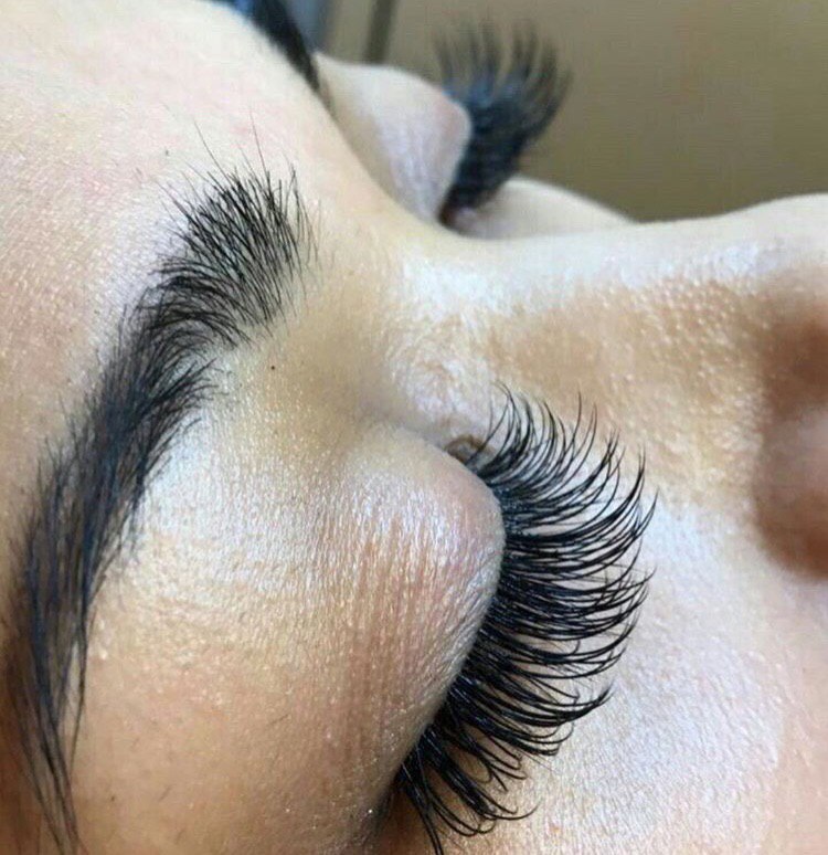 خدمات زیبایی صورت کاشت مژه محدثه