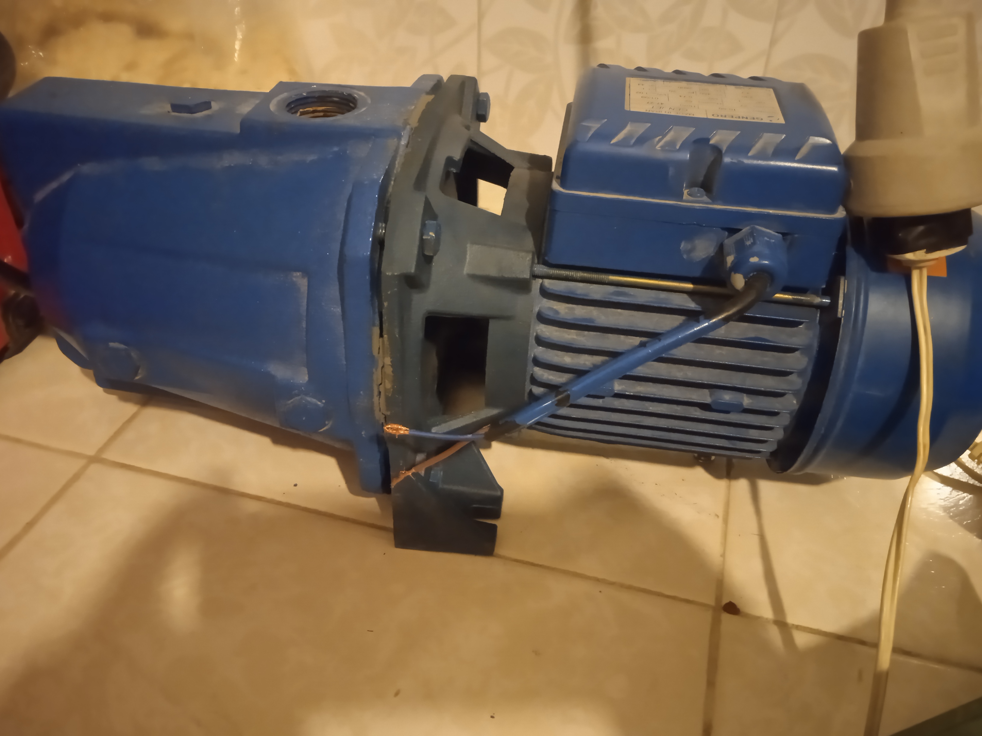 لوله کشی و نصب پمپ آب روندی