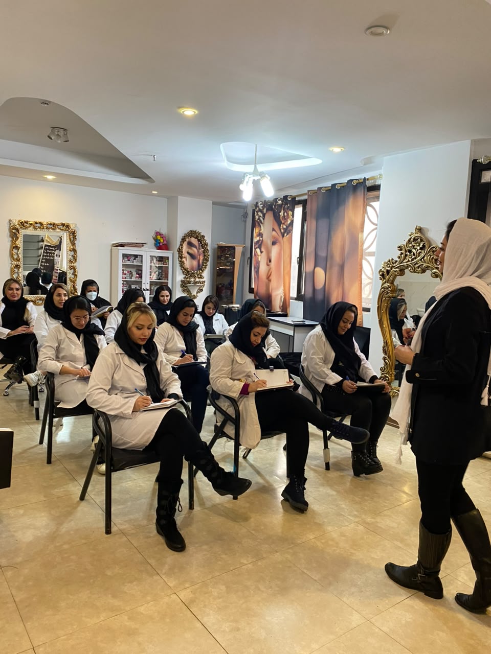 سالن وآموزشگاه تخصصی رنگ واحیازهره یوسفی