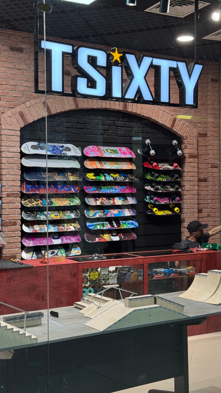 فروشگاه تخصصی اسکیت برد TSIXTY
