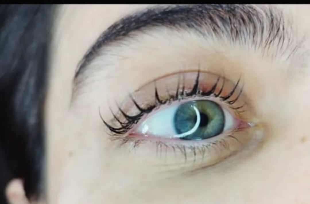 خدمات اکستنشن و لیفت و لمینت مژه و ابرو