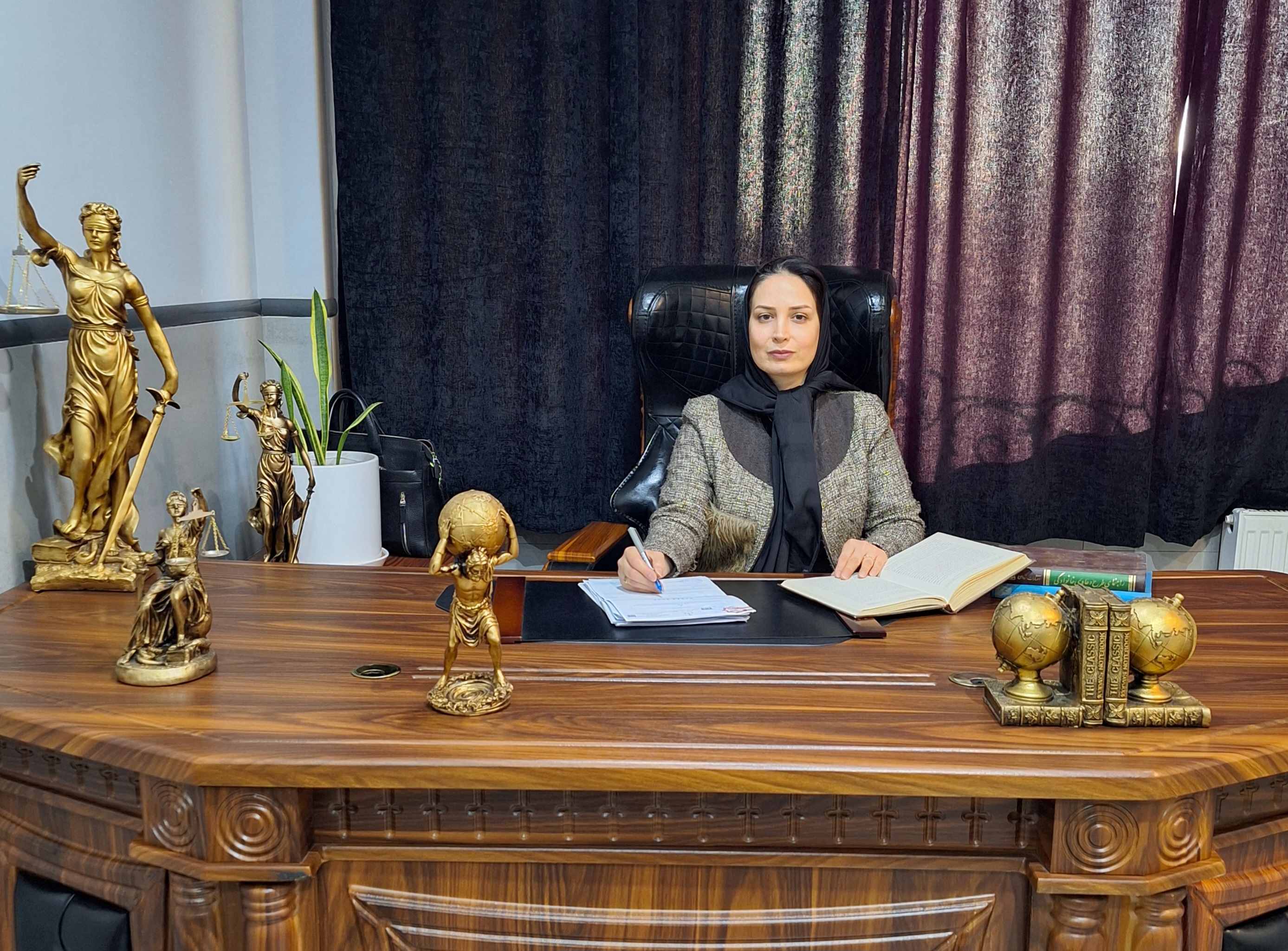 وکیل پایه یک دادگستری ندا طاهری