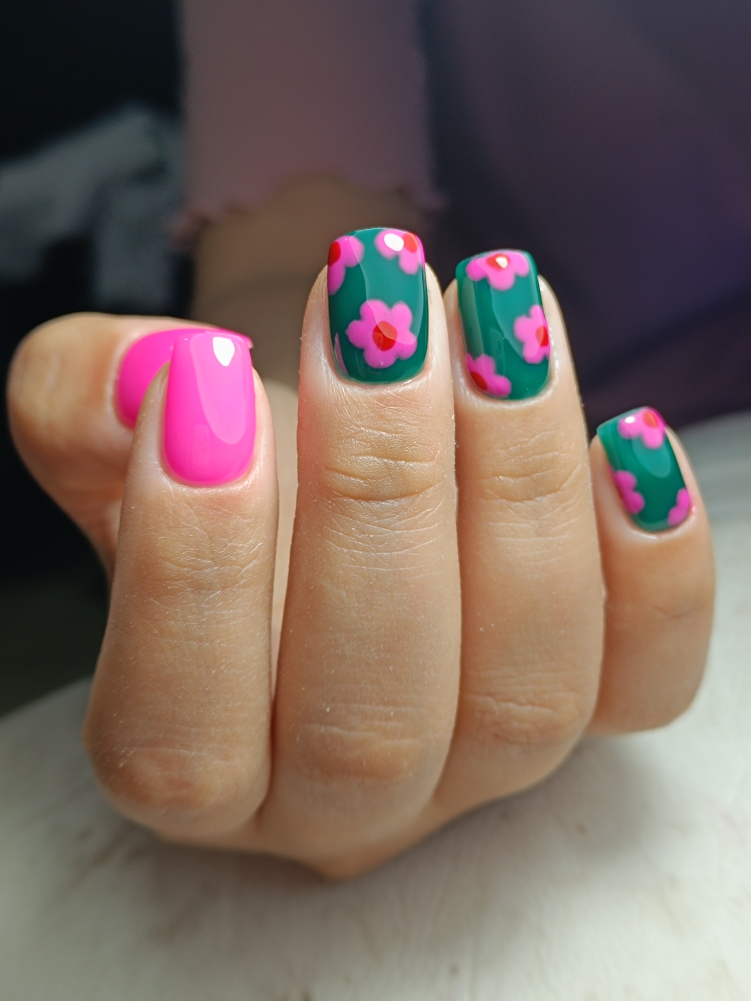 آموزش و کاشت ناخن زهرا احمدی