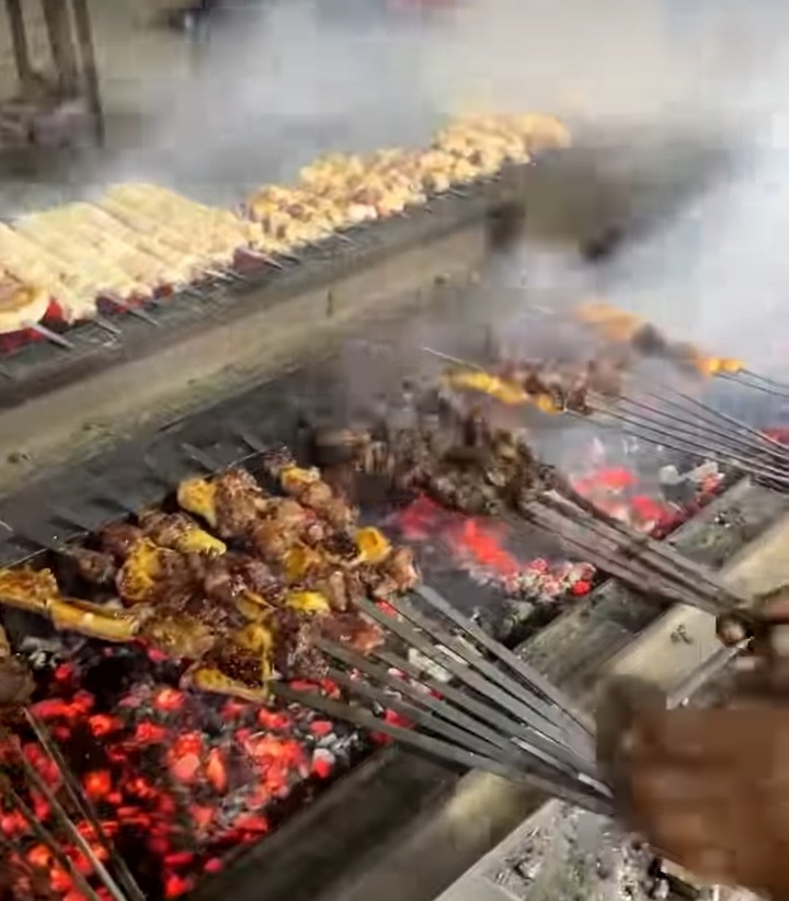 جگرکی و کتف و بال  همراه با نان داغ