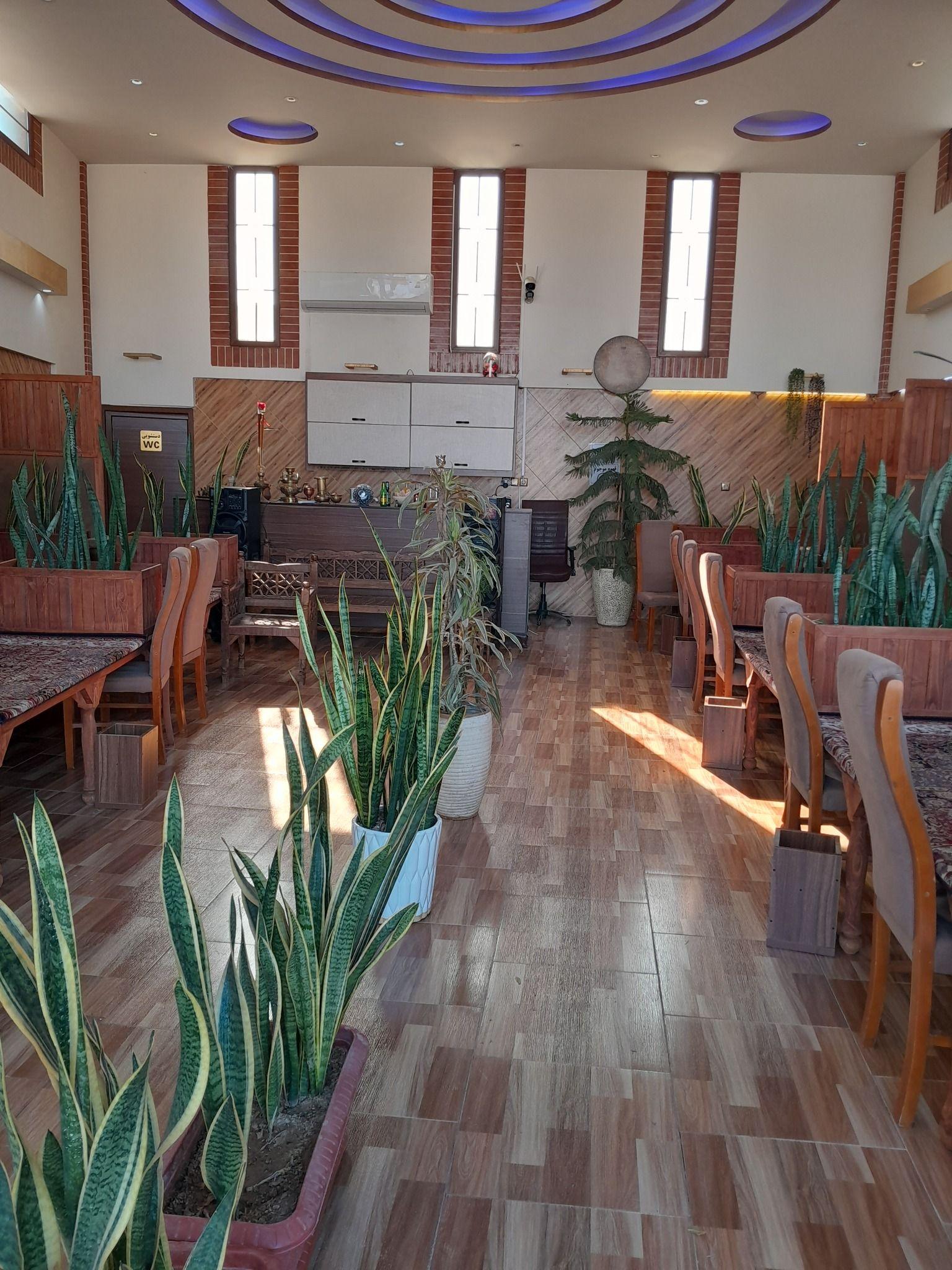 کافه رستوران سنتی آقابزرگ