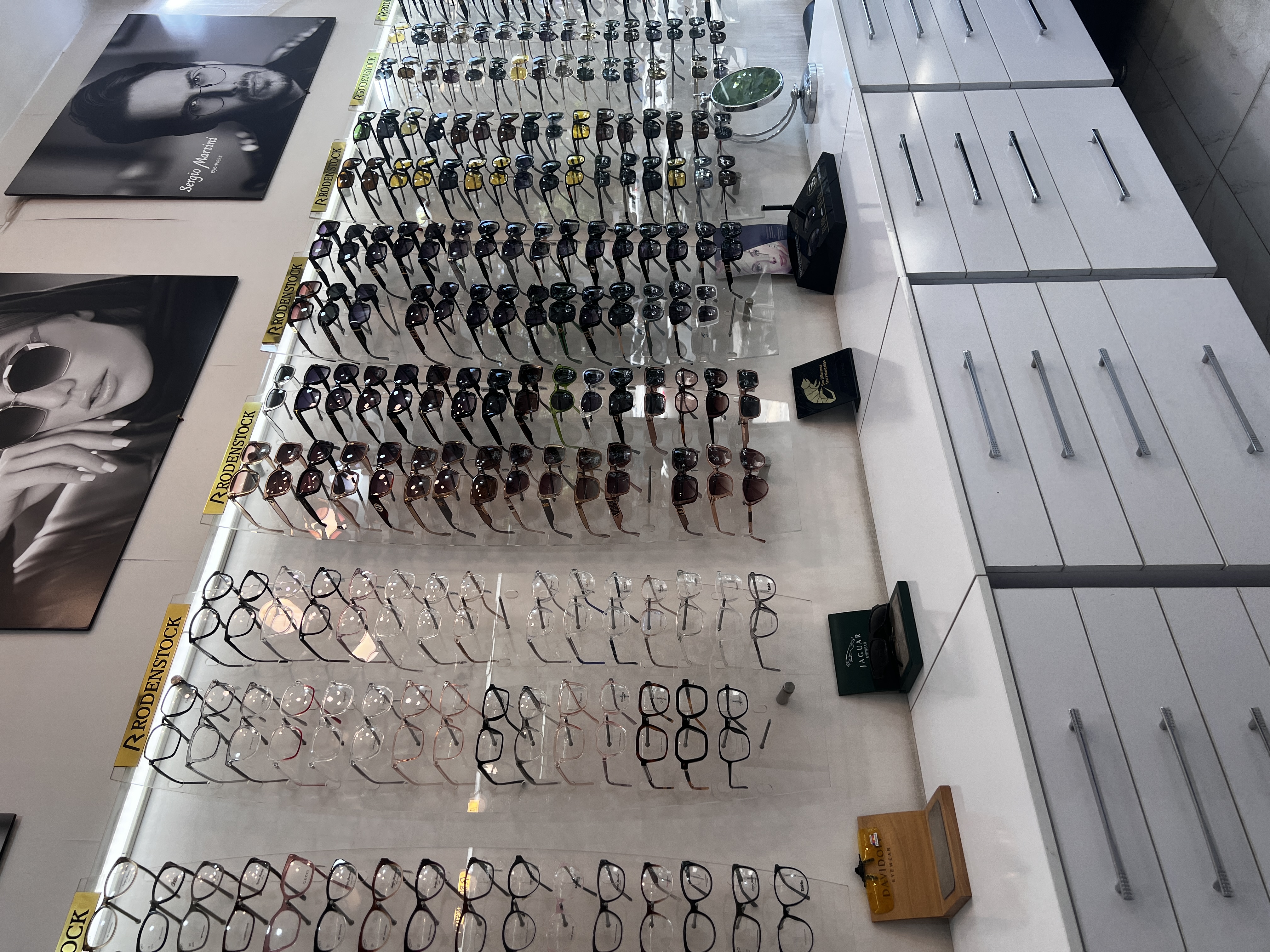 عینک سیاه و سفید