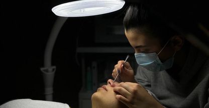 خدمات تخصصی پاکسازی پوست و فشیال نازنین