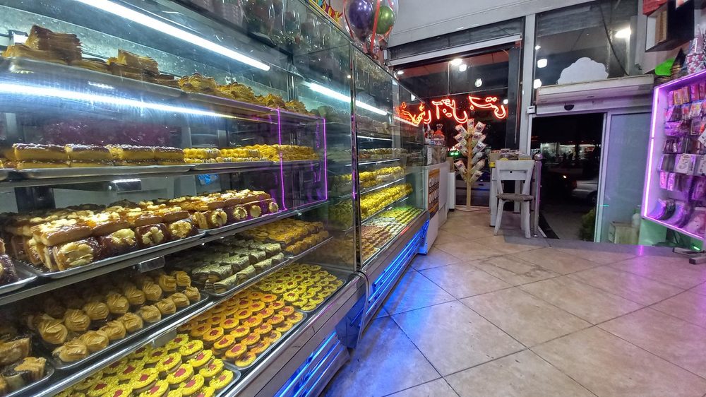 کیک و شیرینی مرکزی