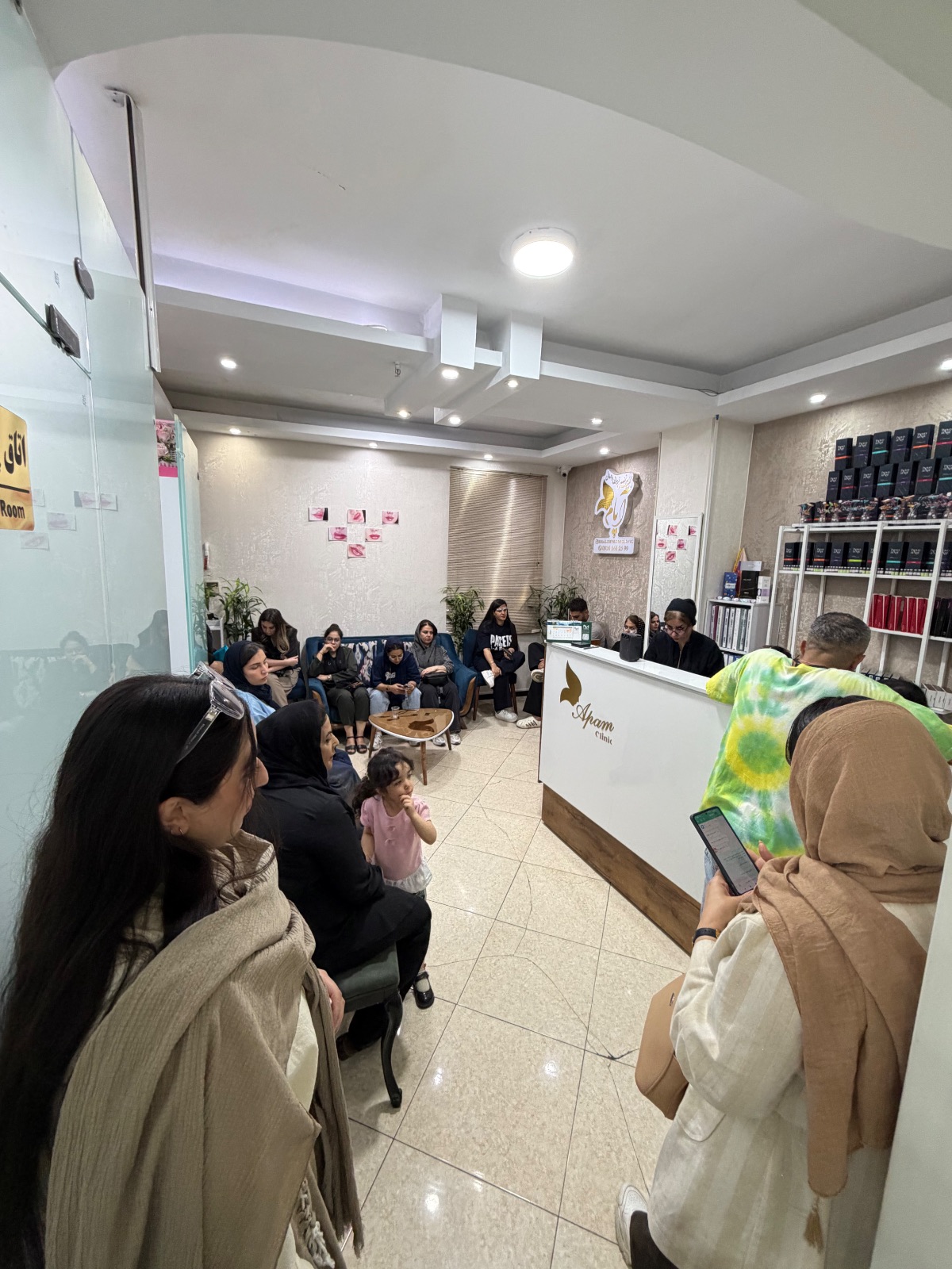 کلینیک پوست مووزیبایی آپام