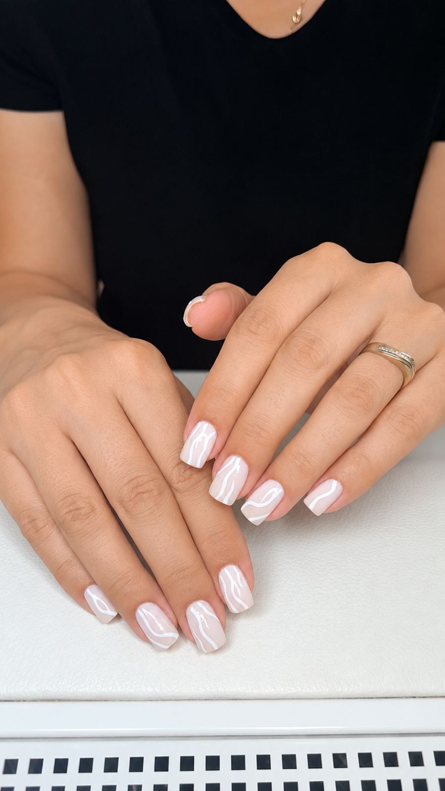 Mona nail art
