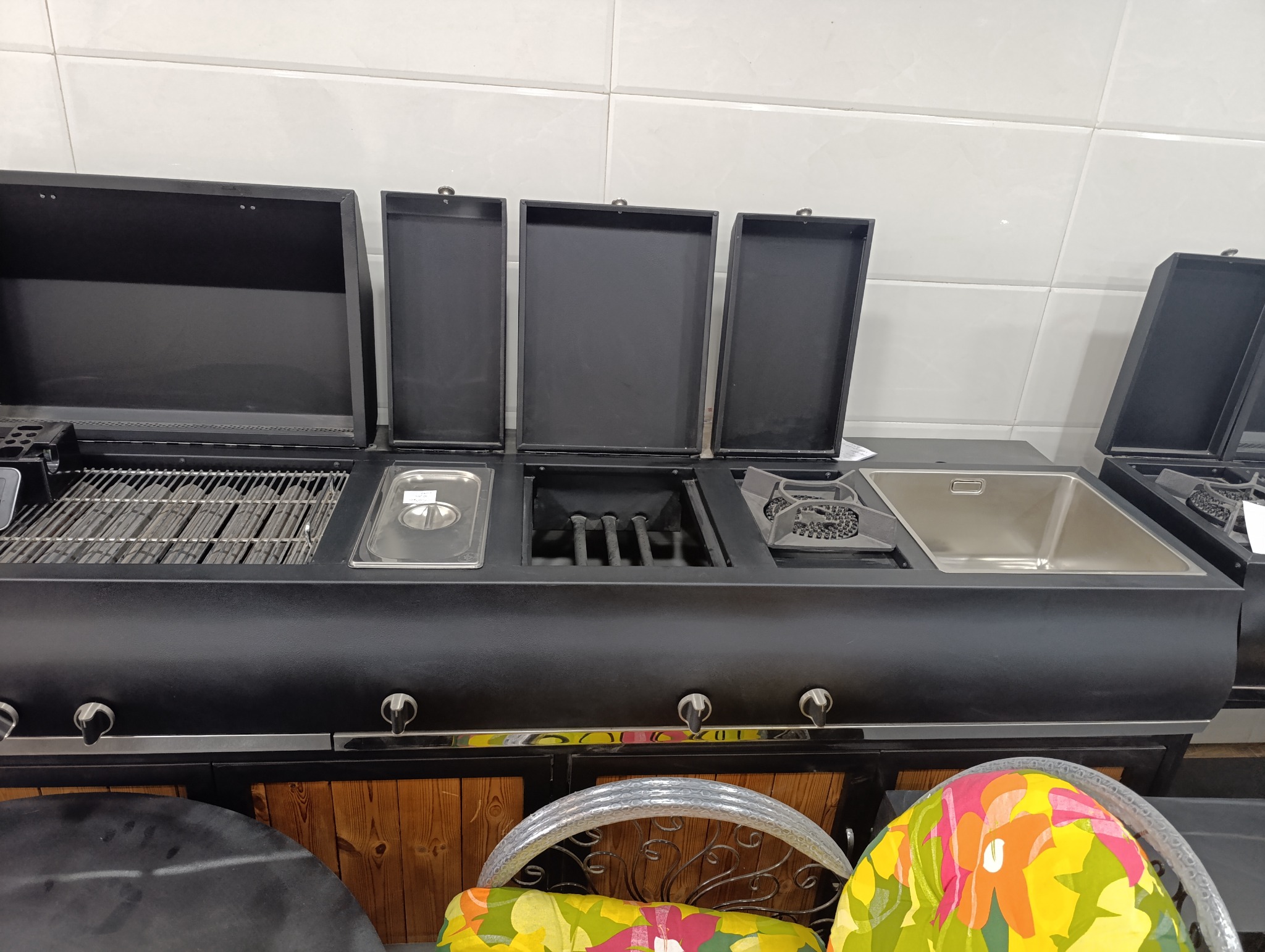 مبل باغی میزبان