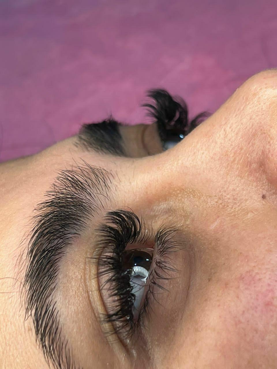 خدمات اکستنشن مژه و لیفت ابرو